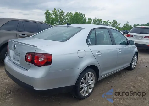 2010 Volkswagen Jetta Wolfsburg Edition from USA, damaged, VIN 3VWRA7AJ7AM048174